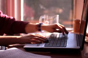 computer-girl-hands-laptop